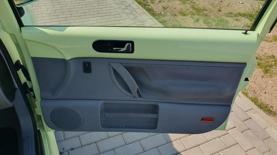 VOLKSWAGEN New Beetle -