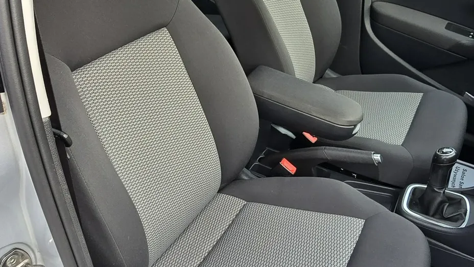 VOLKSWAGEN Polo -