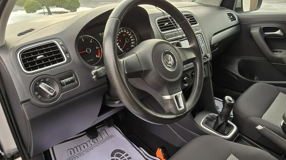 VOLKSWAGEN Polo -