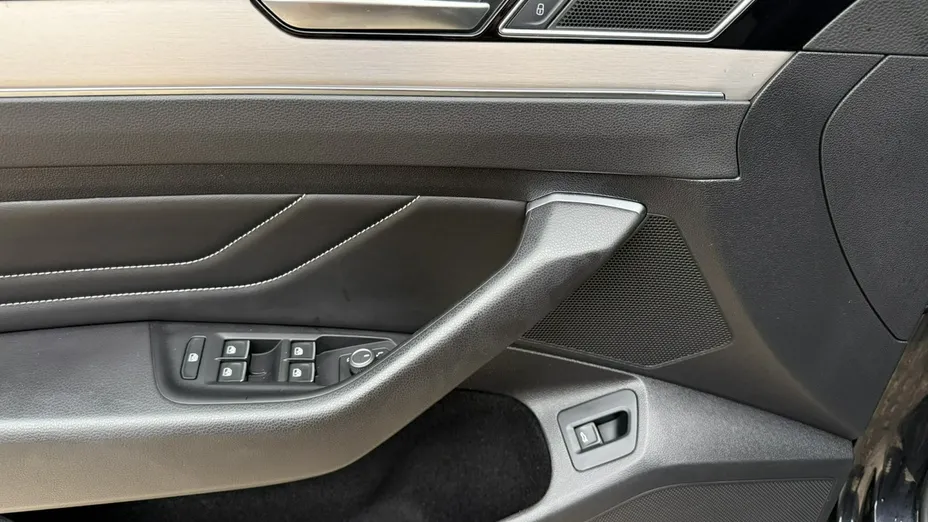 VOLKSWAGEN Passat -