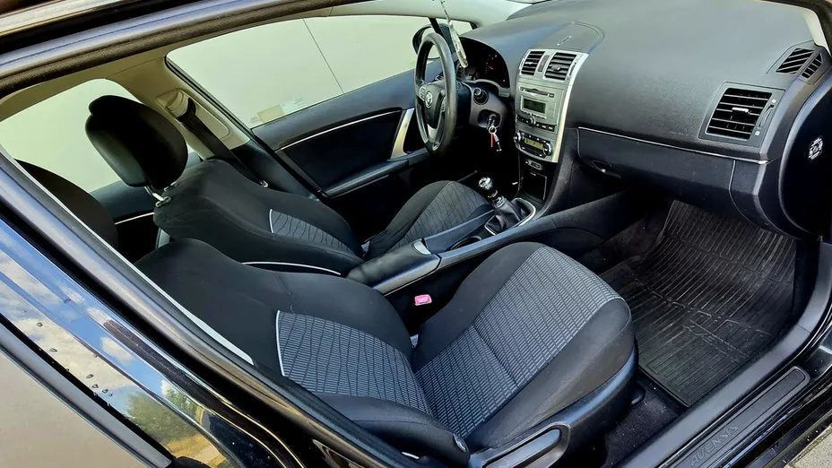TOYOTA Avensis -