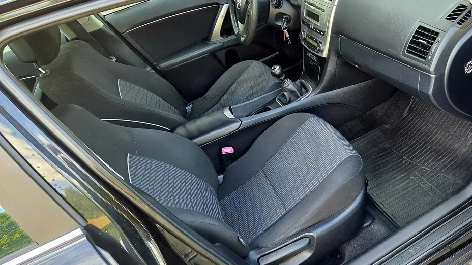 TOYOTA Avensis -