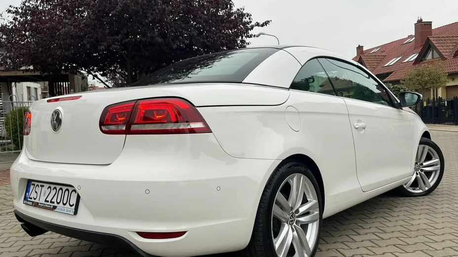 VOLKSWAGEN Eos -