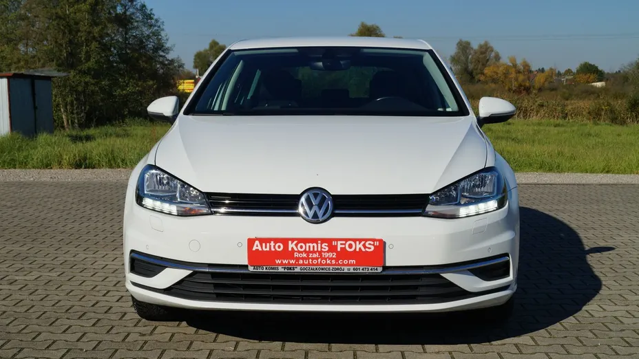 VOLKSWAGEN Golf -