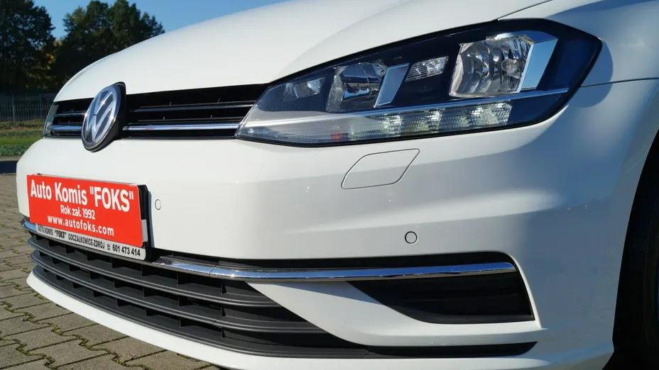 VOLKSWAGEN Golf -