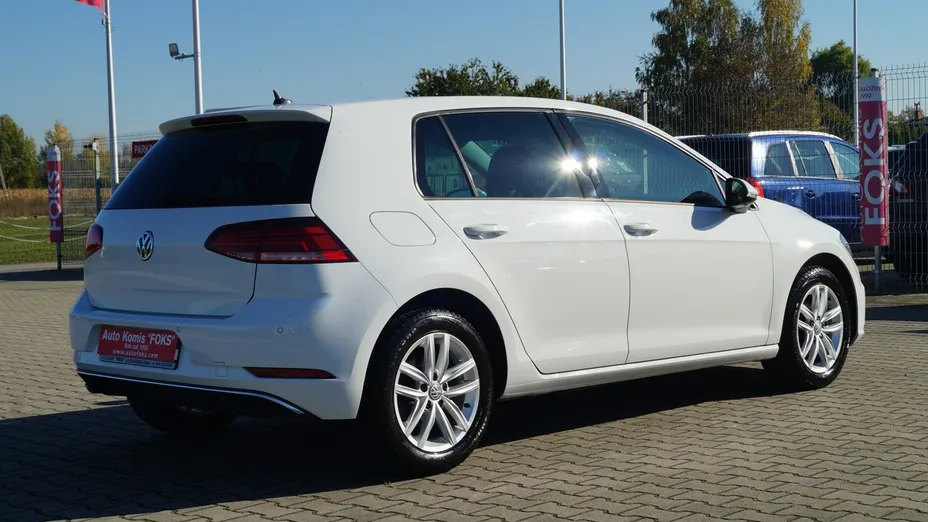 VOLKSWAGEN Golf -