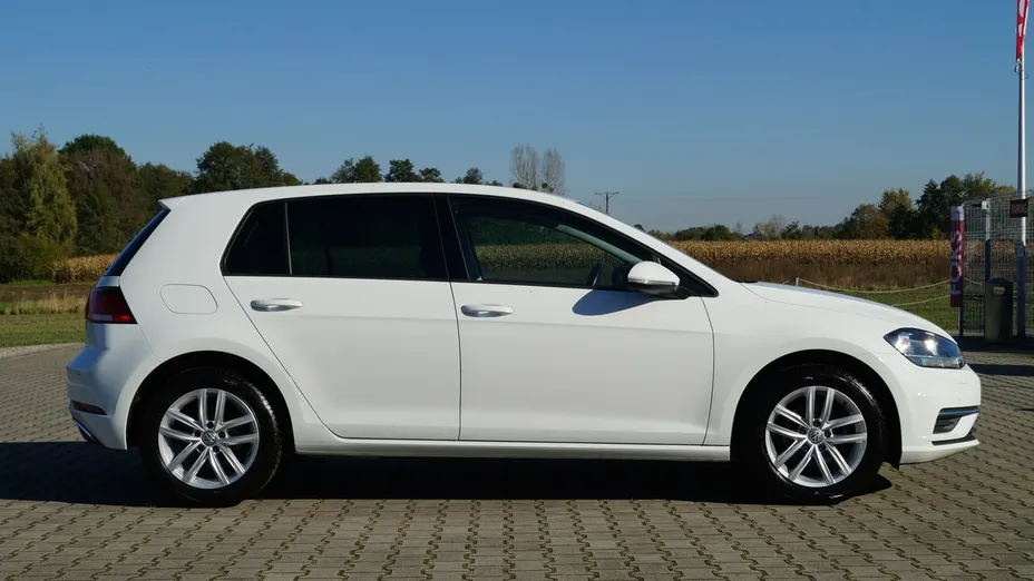 VOLKSWAGEN Golf -