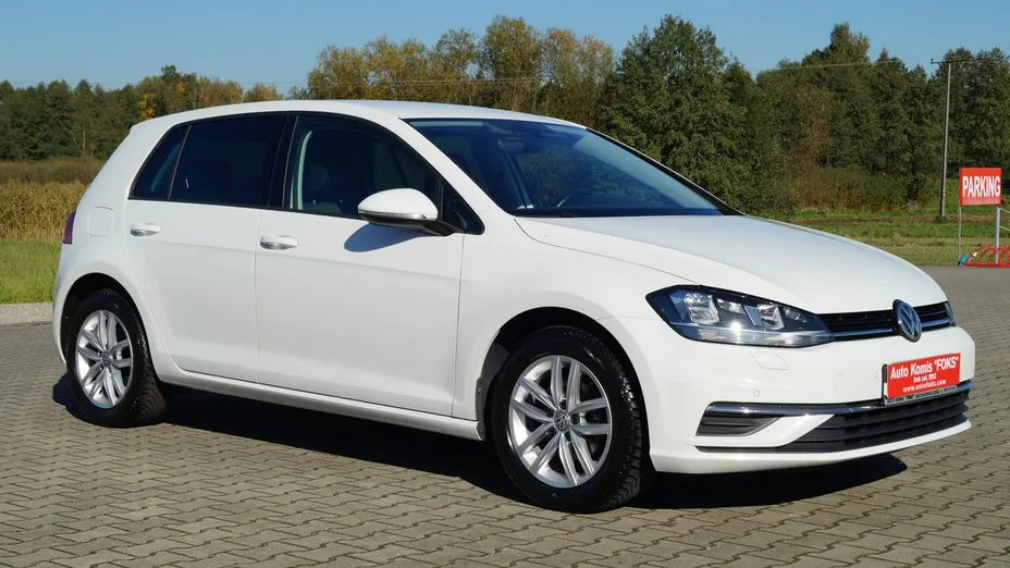 VOLKSWAGEN Golf -