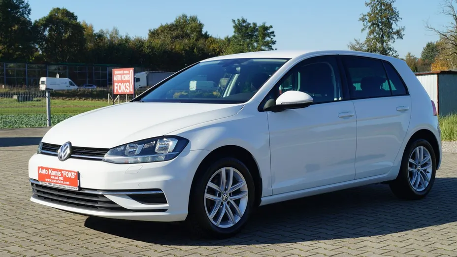 VOLKSWAGEN Golf -