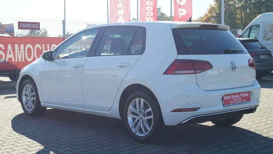 VOLKSWAGEN Golf -