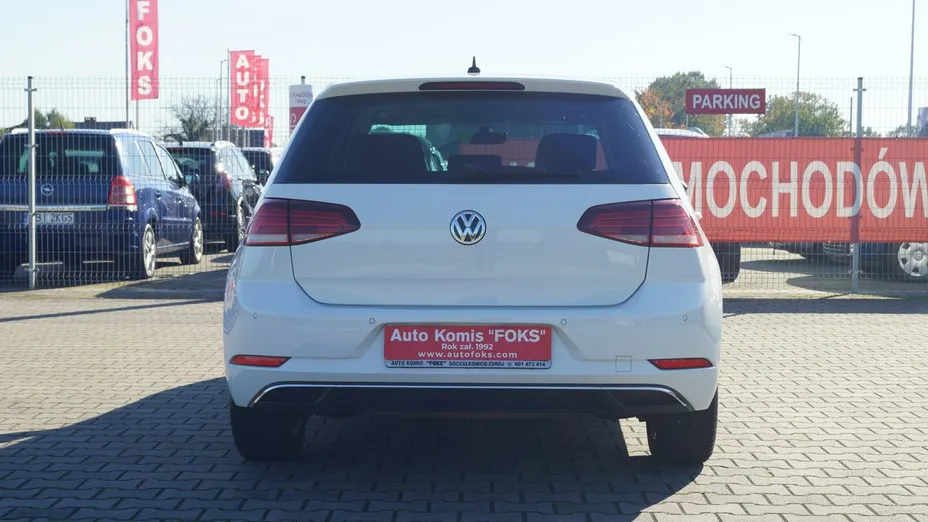 VOLKSWAGEN Golf -
