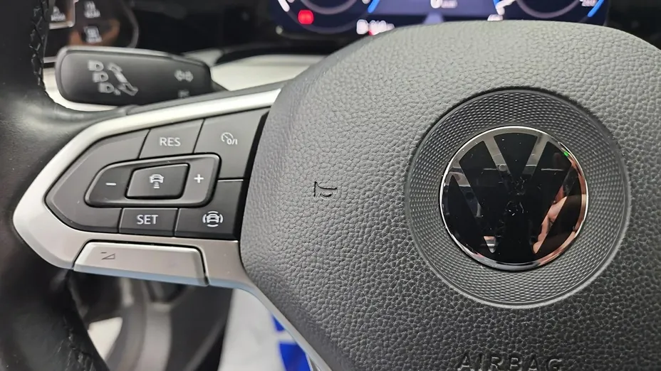 VOLKSWAGEN Golf -