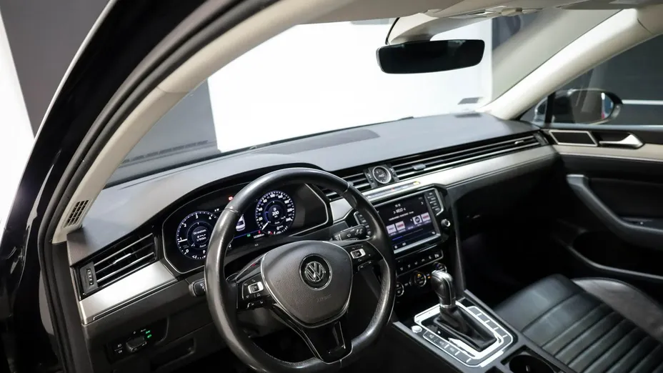 VOLKSWAGEN Passat -