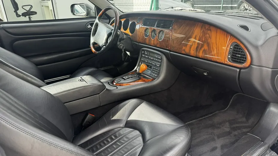 JAGUAR XK8 -