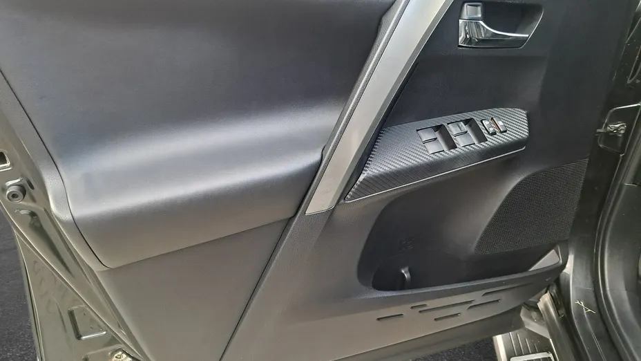 TOYOTA RAV4 -