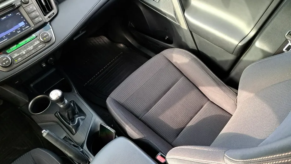 TOYOTA RAV4 -