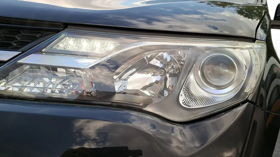 TOYOTA RAV4 -