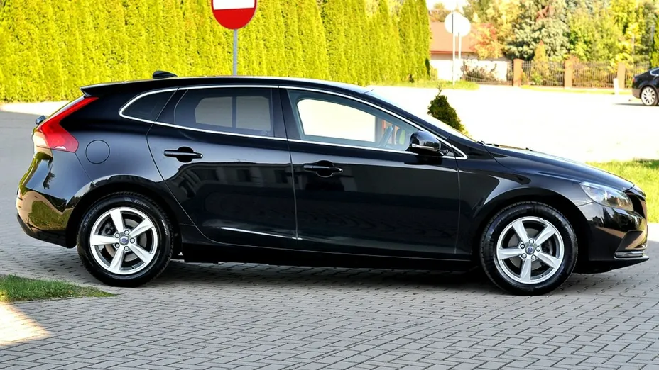 VOLVO V40 -