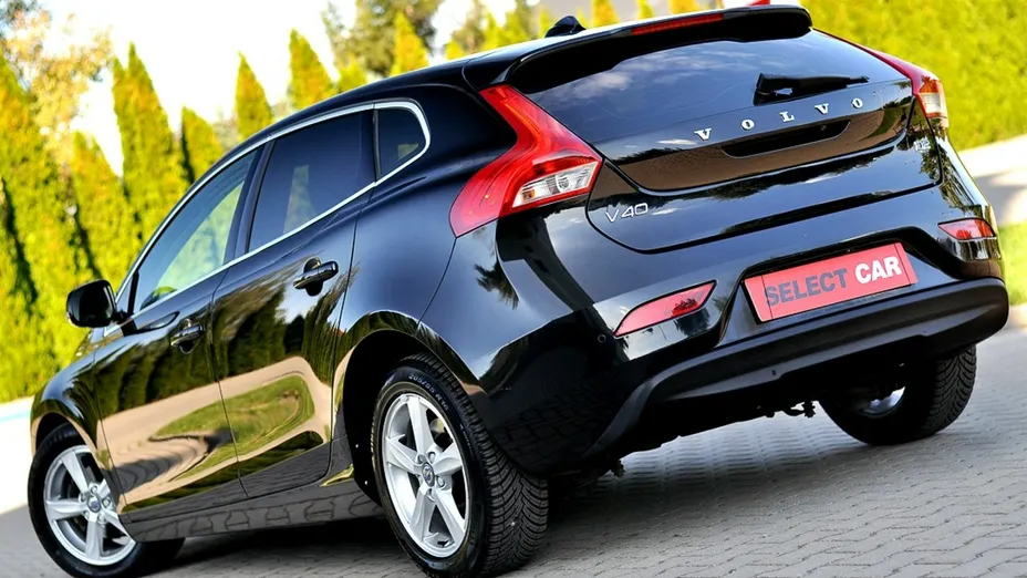 VOLVO V40 -