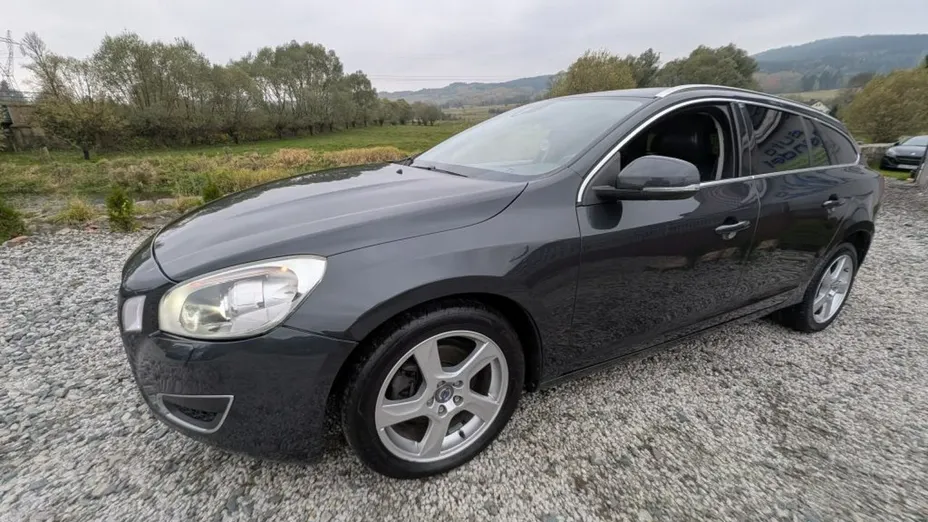 VOLVO V60 -