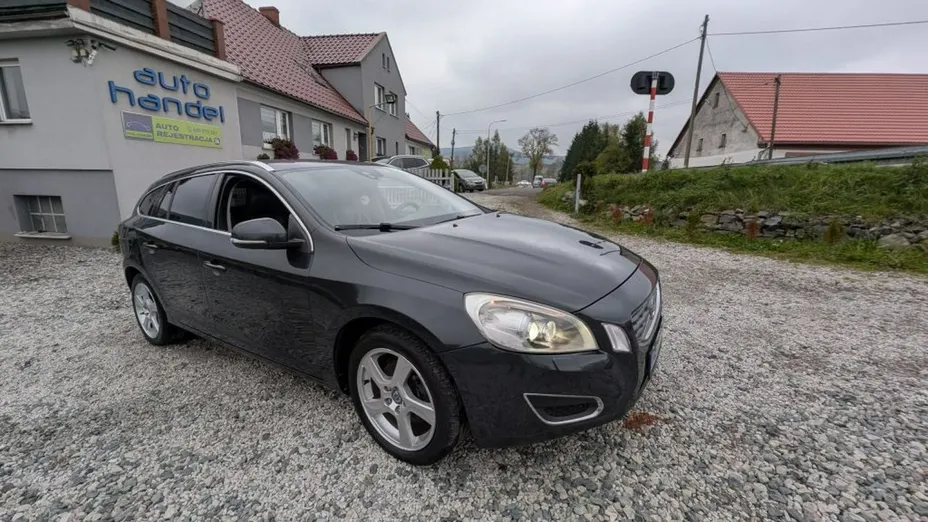 VOLVO V60 -