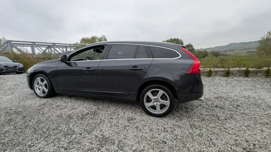 VOLVO V60 -