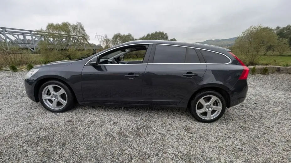 VOLVO V60 -