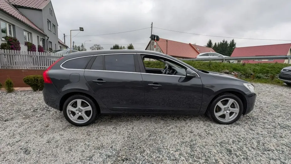 VOLVO V60 -