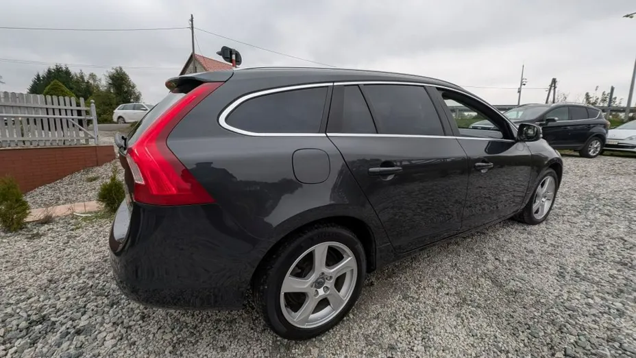 VOLVO V60 -