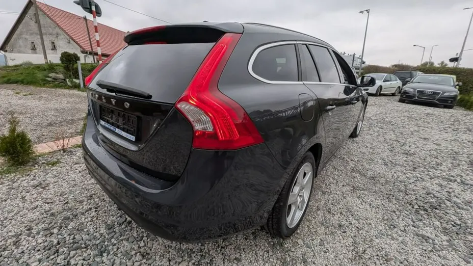 VOLVO V60 -
