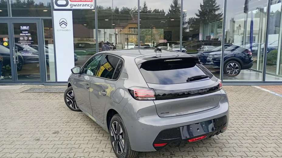 PEUGEOT 208 -