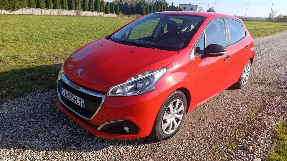 PEUGEOT 208 -