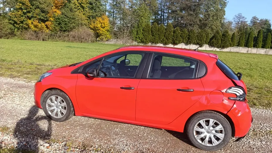 PEUGEOT 208 -