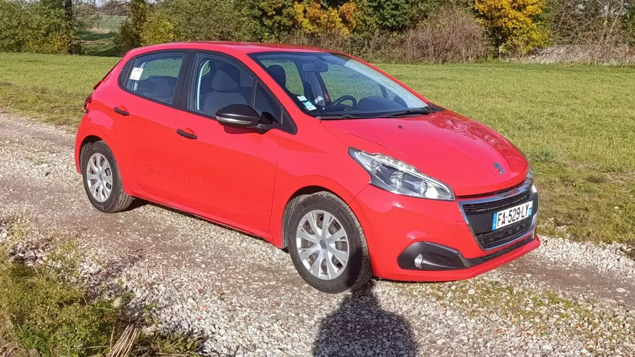PEUGEOT 208 -