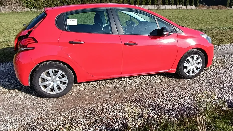 PEUGEOT 208 -