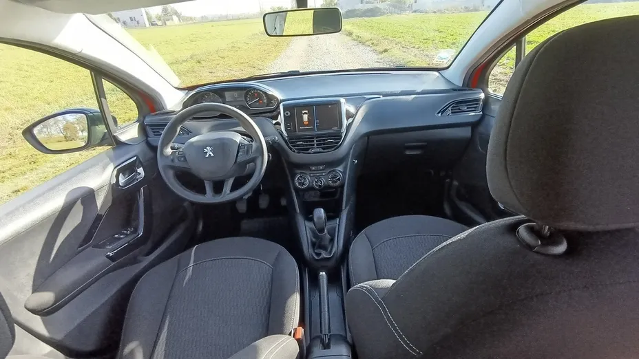 PEUGEOT 208 -