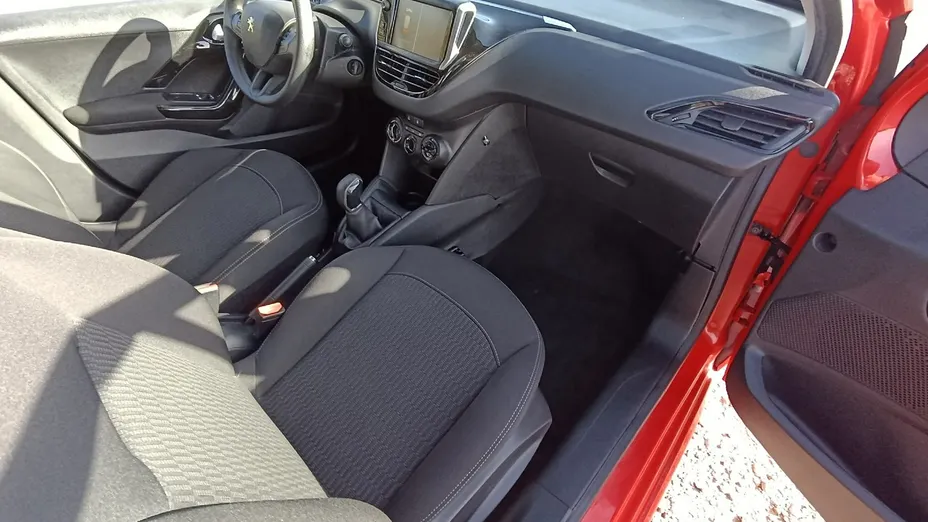 PEUGEOT 208 -