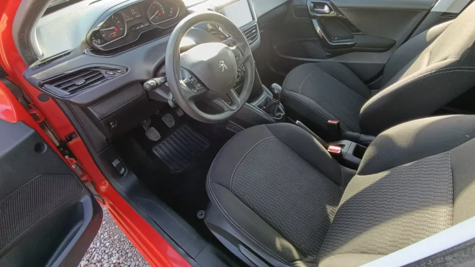 PEUGEOT 208 -