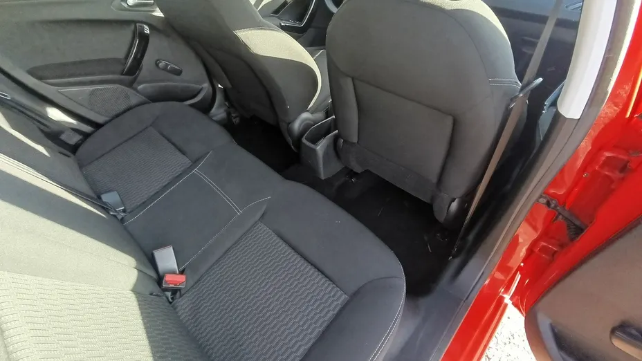 PEUGEOT 208 -