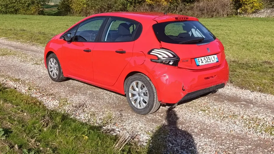 PEUGEOT 208 -