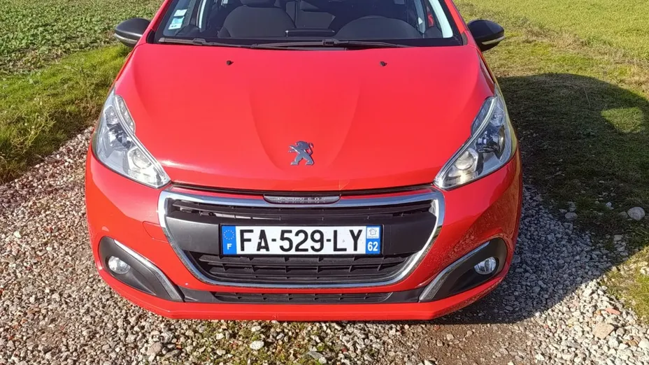 PEUGEOT 208 -