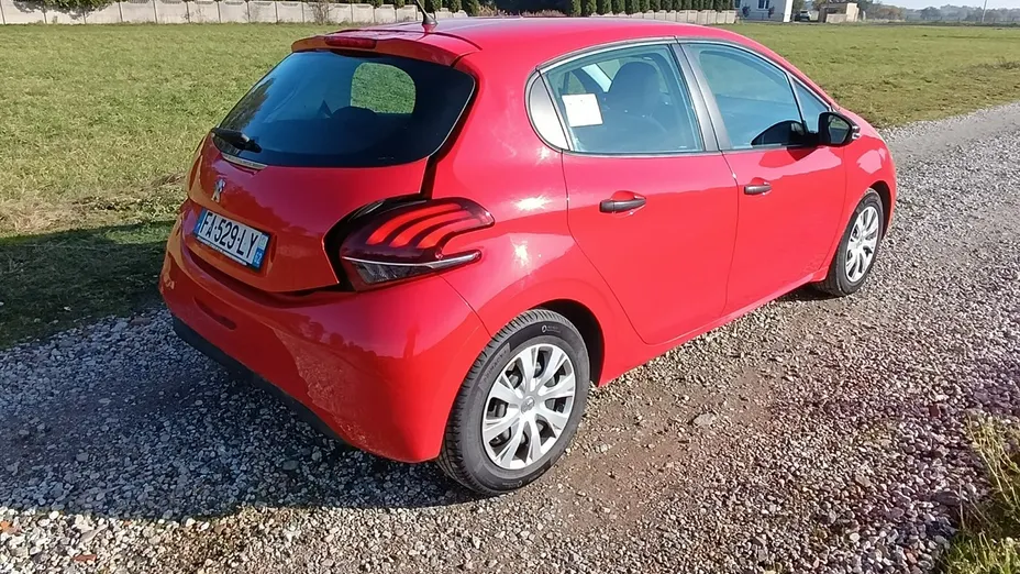 PEUGEOT 208 -