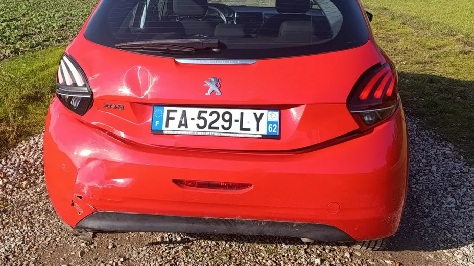 PEUGEOT 208 -