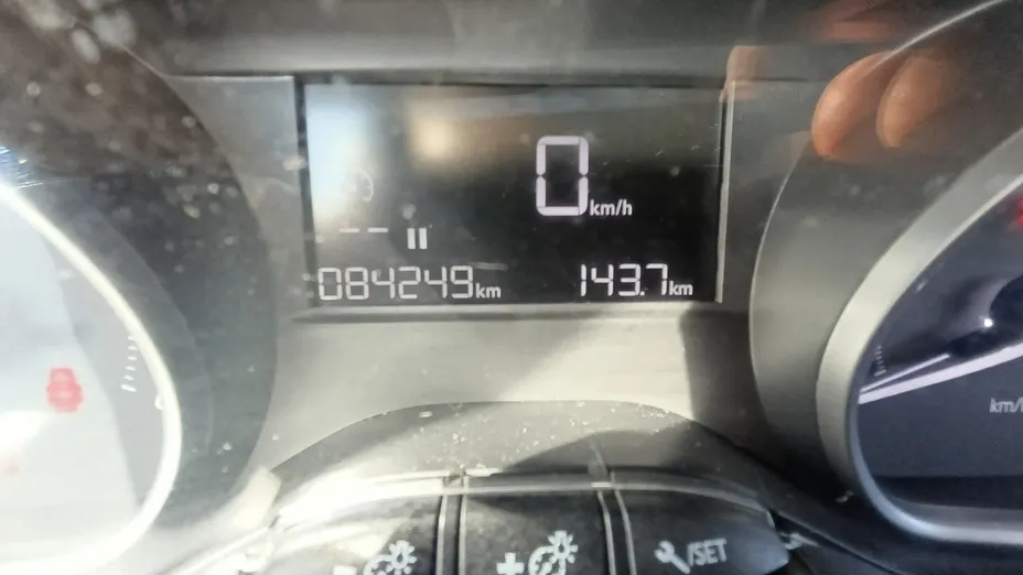 PEUGEOT 208 -