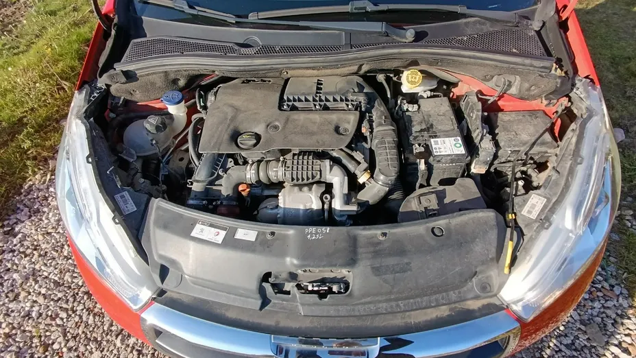 PEUGEOT 208 -