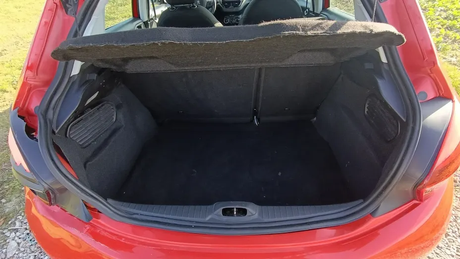 PEUGEOT 208 -