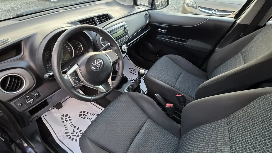 TOYOTA Yaris -