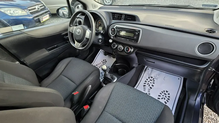 TOYOTA Yaris -