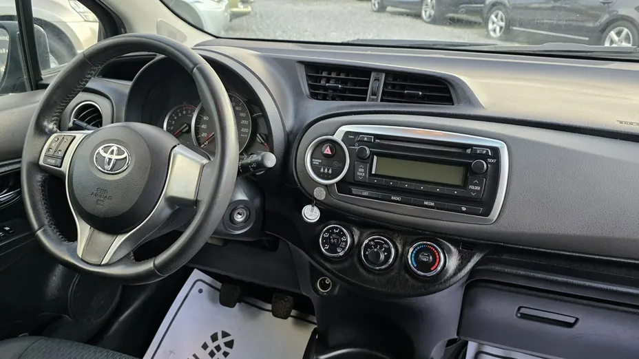 TOYOTA Yaris -