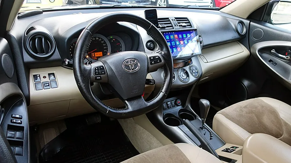 TOYOTA RAV4 -